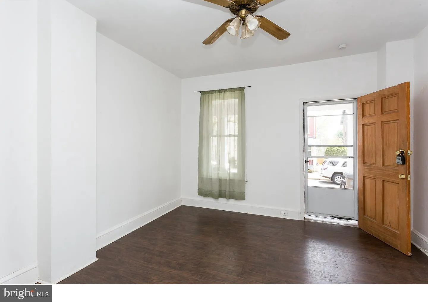 3 bed, 1.0 bath, 990 sqft, $1,600 — Photo 3