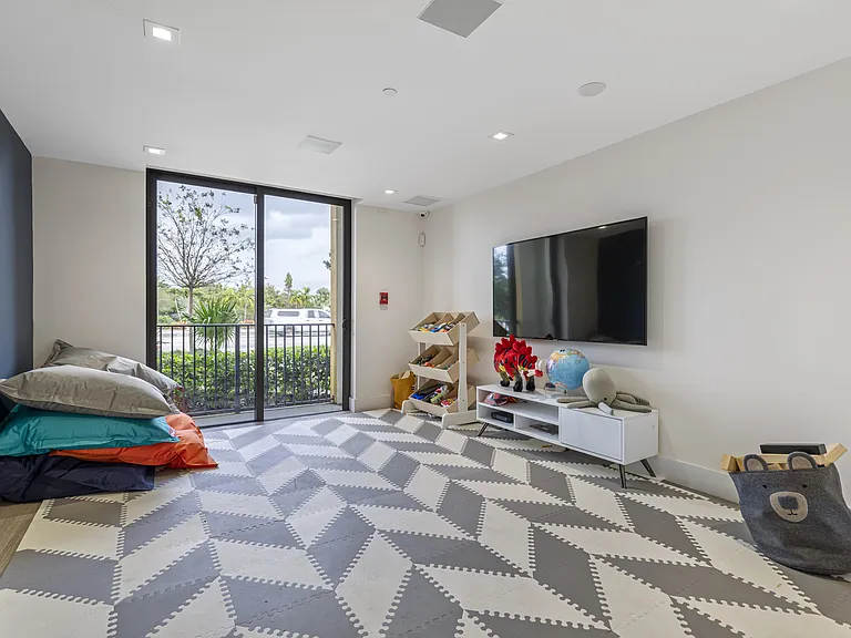Bella Vista Apartments — Photo 37