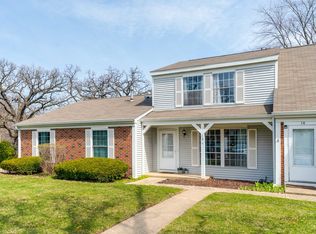 12 Oak Valley Dr, Cary, IL