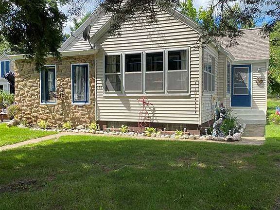 2nd image of 300 Roseland St