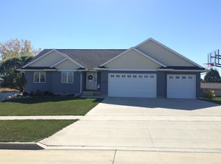 102 Pheasant Ln, Hudson, IA 50643