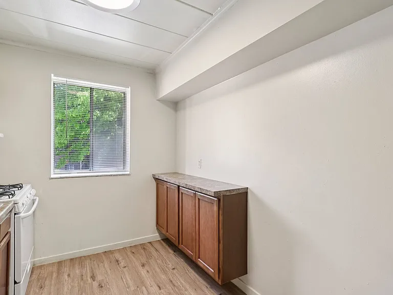 Roberta Gardens Apartments — Photo 6