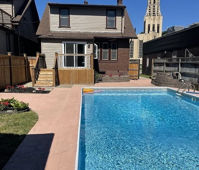 1677 Victoria Ave — Photo 37