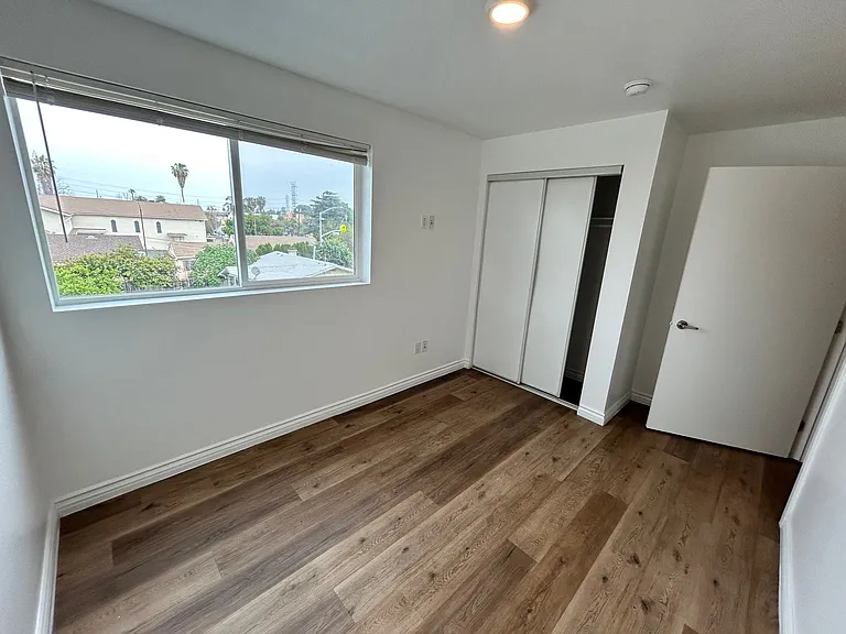 9515 S Compton Ave — Photo 2