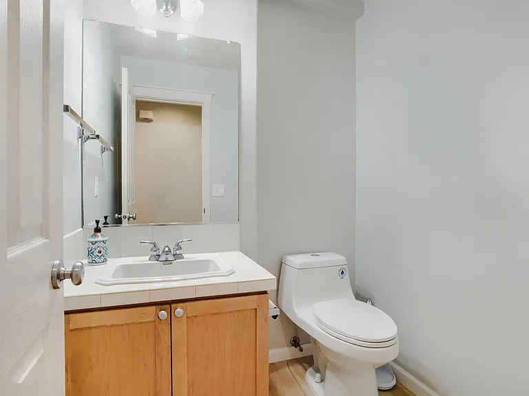 547 NE 61st Pl — Photo 10