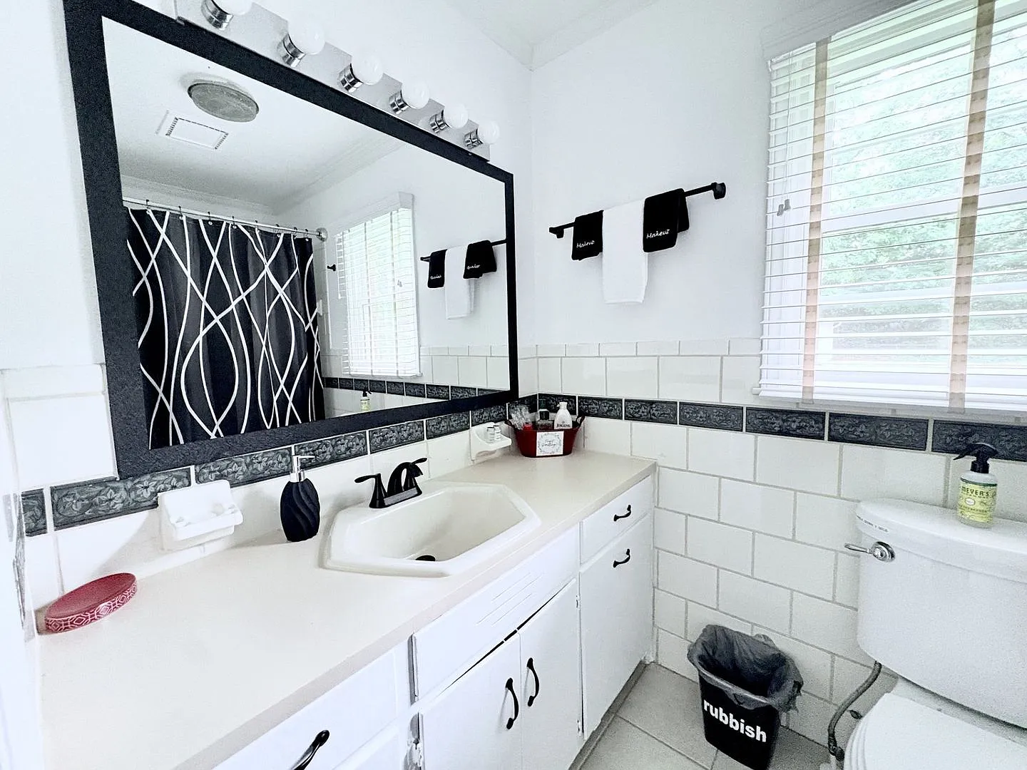 Rock 'N' Roll Vibe! Fully Furnished 3BD/1.5BA Home | All Utilities Included — Photo 2