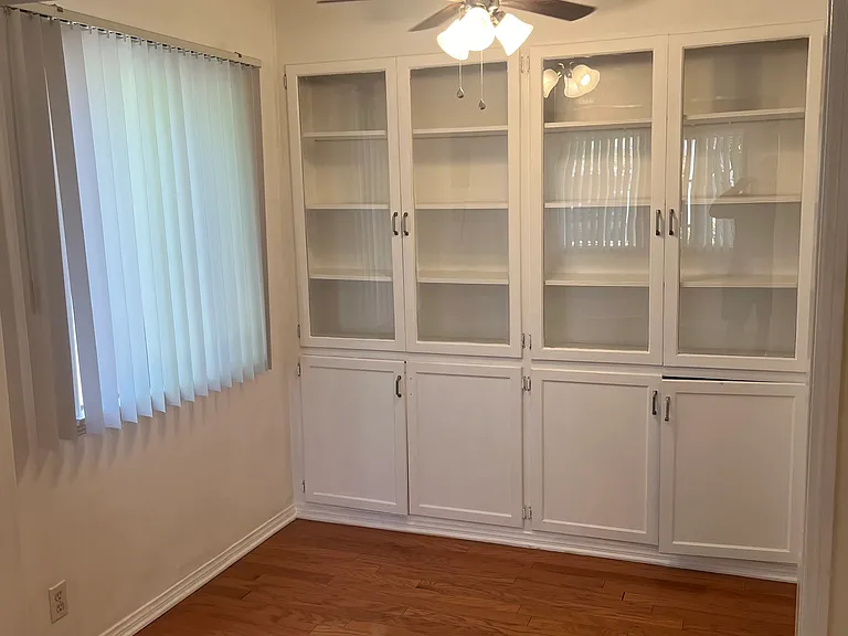 492 N Hollywood Way — Photo 4