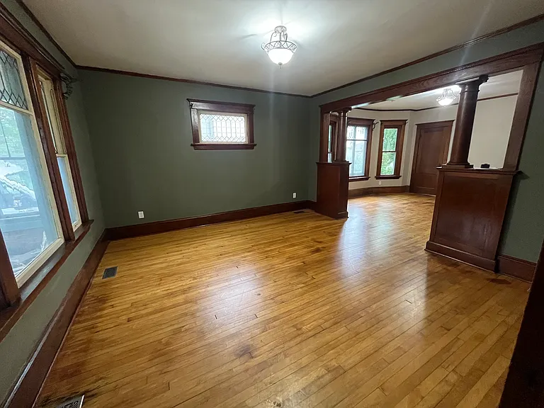 218 E Sumner St — Photo 3