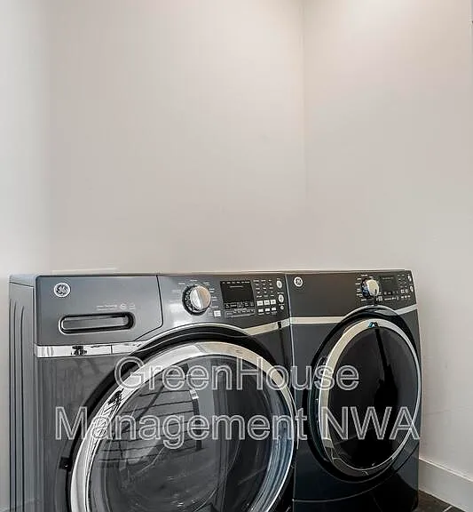636 SW B St — Photo 33