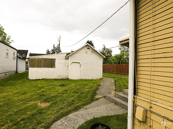 4th image of 608 W Pioneer