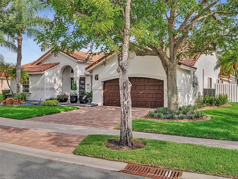 639 Verona Pl — Photo 6