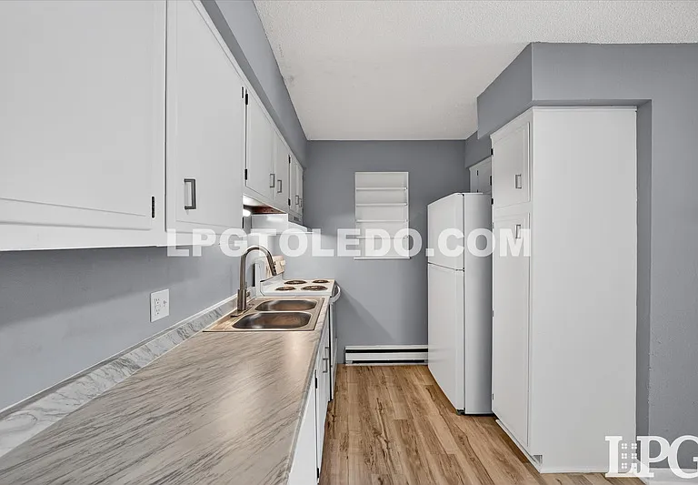3348 Arlington Ave #8 — Photo 1