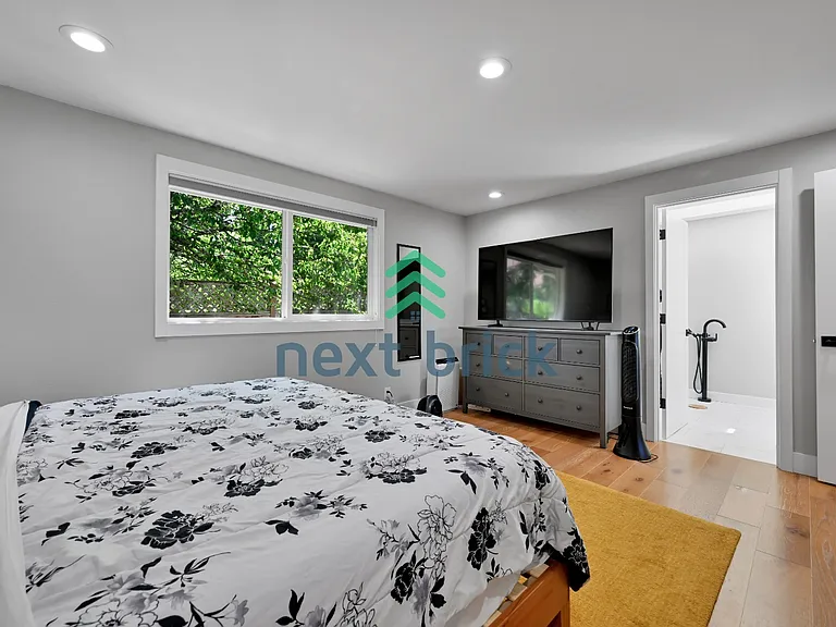 11810 NE 75th St — Photo 15