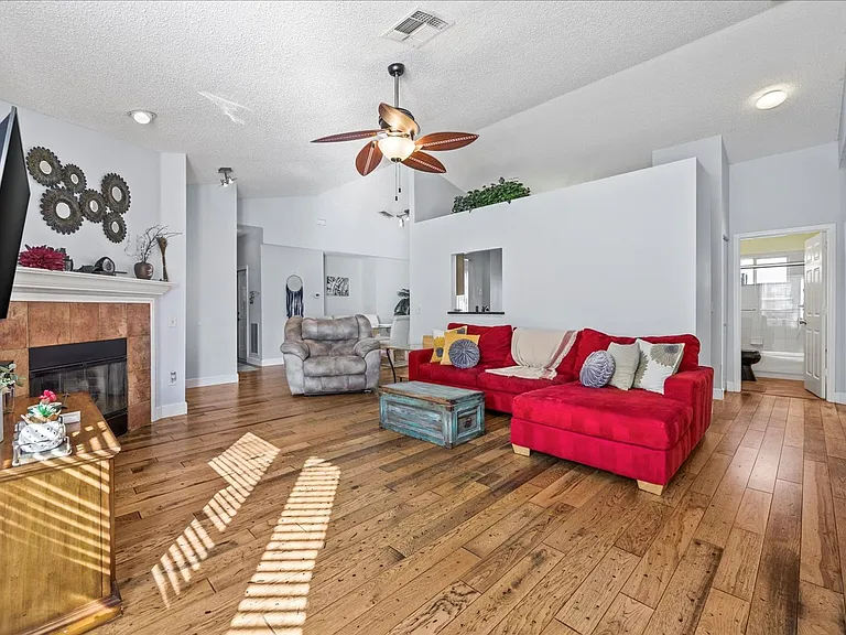 1073 Stocks St — Photo 9