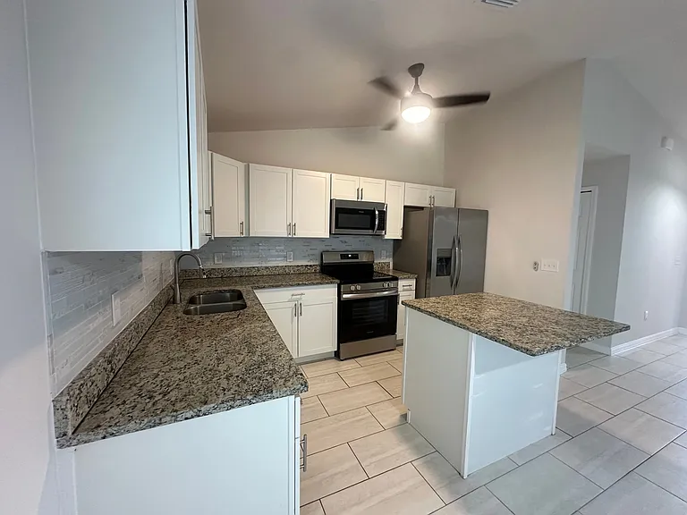 1105 NE 6th Pl — Photo 39