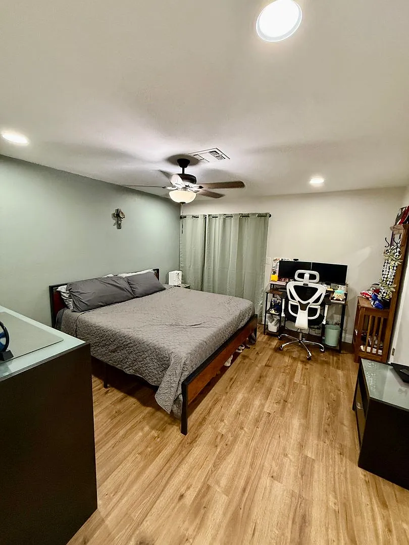 Building Photo - 930 Olive Dr #26
