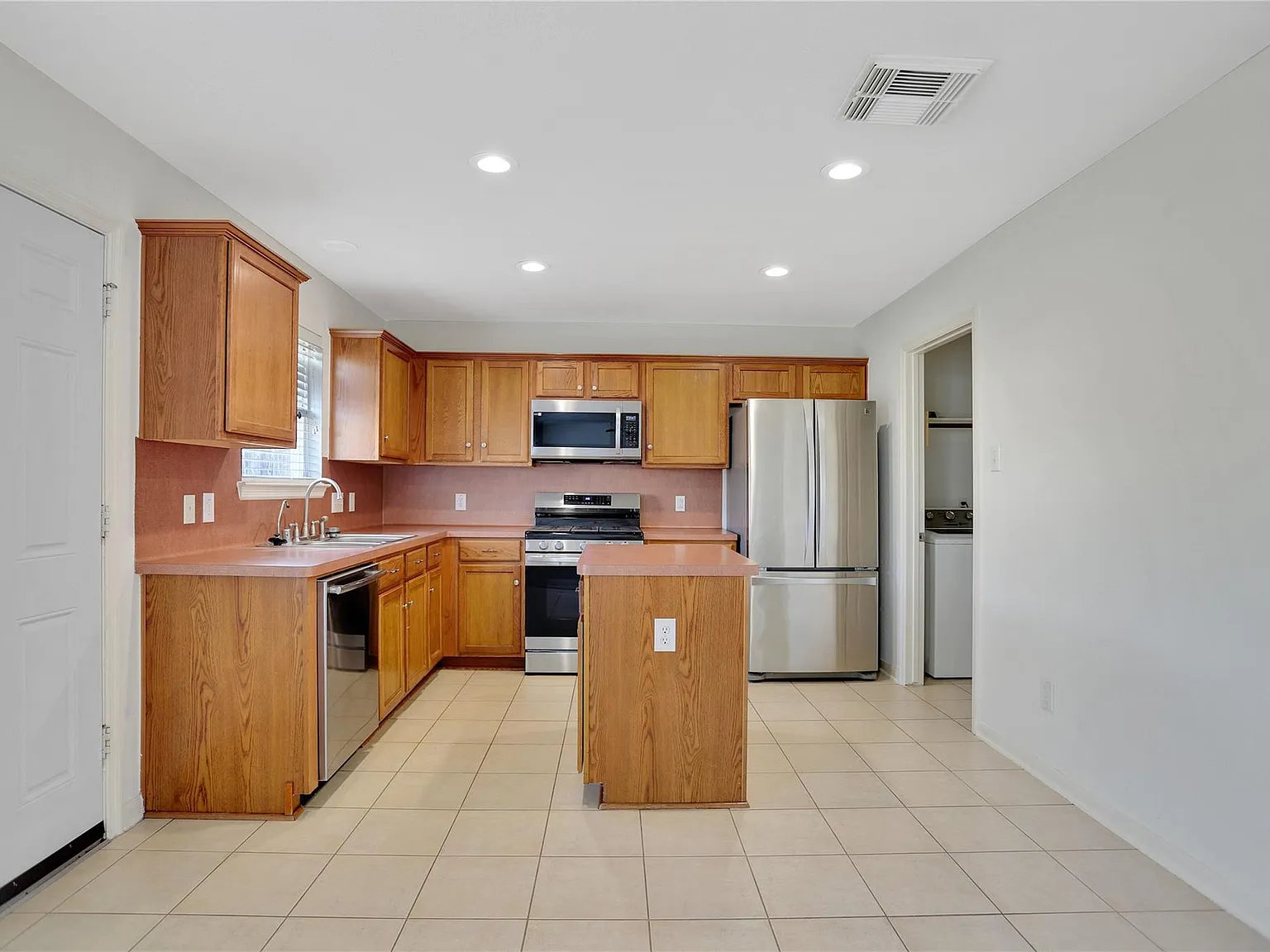 3 bed, 2.5 bath, 1884 sqft, $1,995 — Photo 4