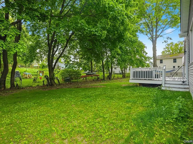 33 Howland Ave — Photo 31