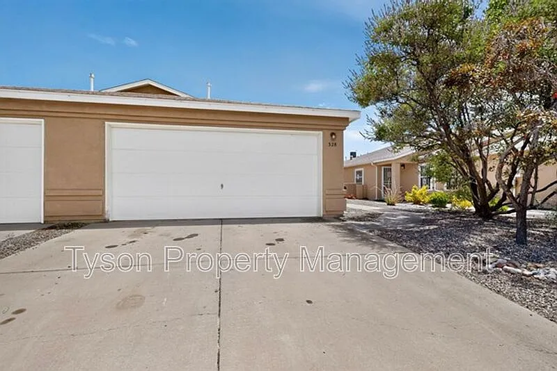 3 bed, 2.0 bath, 1300 sqft, $1,750 — Photo 2
