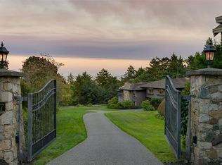 2807 Arbutus Rd, Saanich, BC V8N 5X6