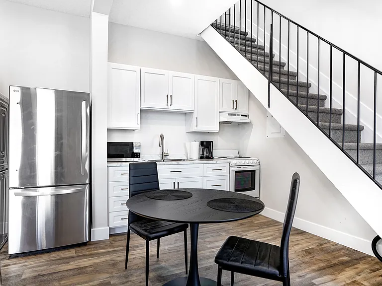 537 Talbot St — Photo 44