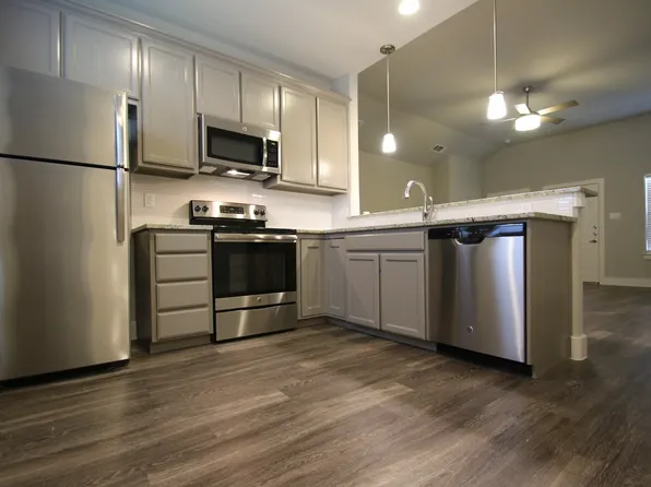 216 Stewart Bend Ct, Azle, TX 76020