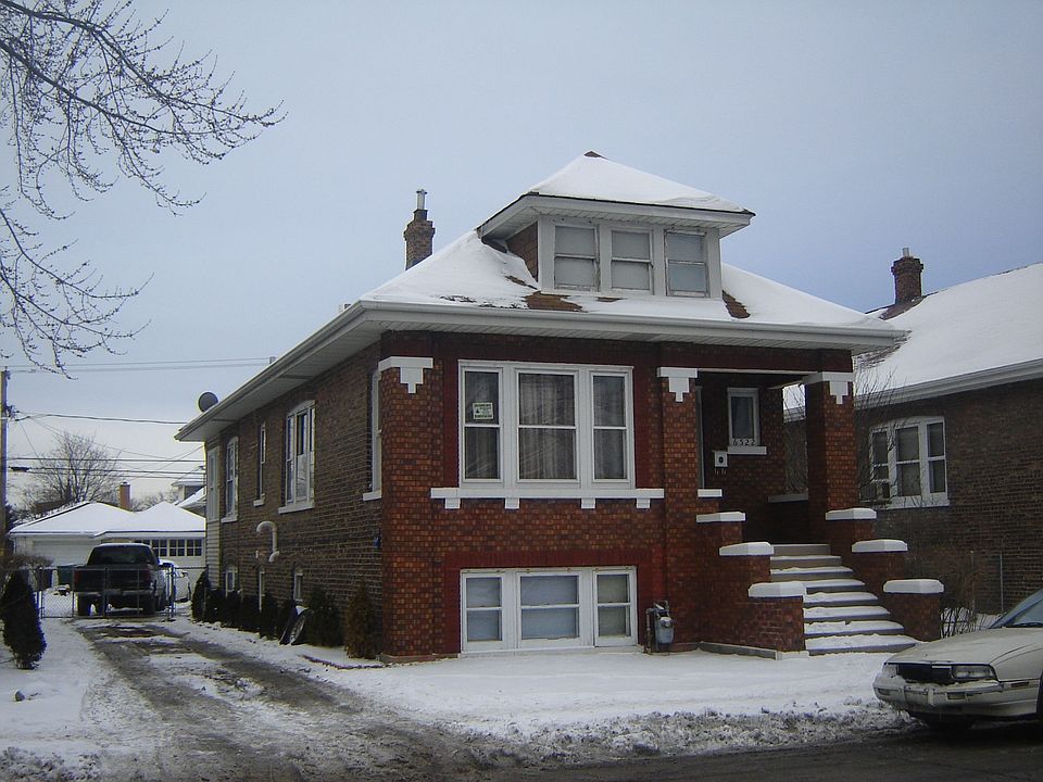Bungalow with side driveway