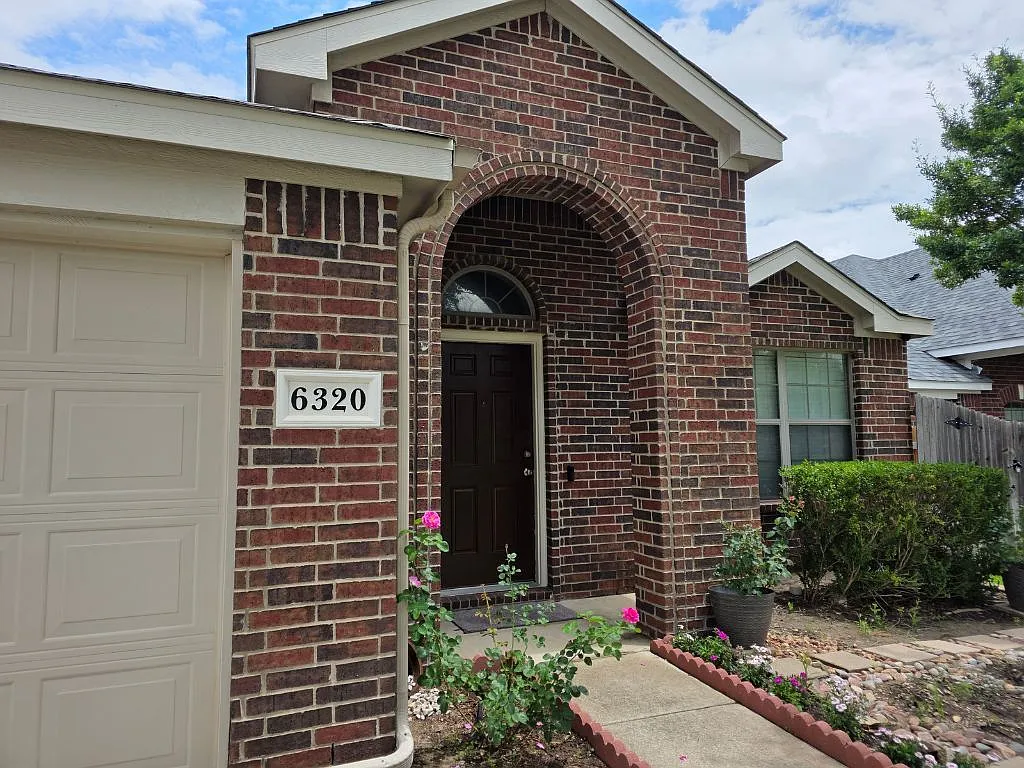 3 bed, 2.0 bath, 1680 sqft, $2,000 — Photo 2