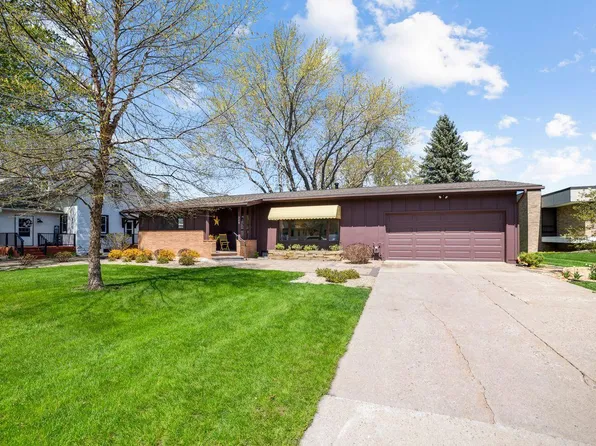 524 E 1st St, Waconia, MN 55387