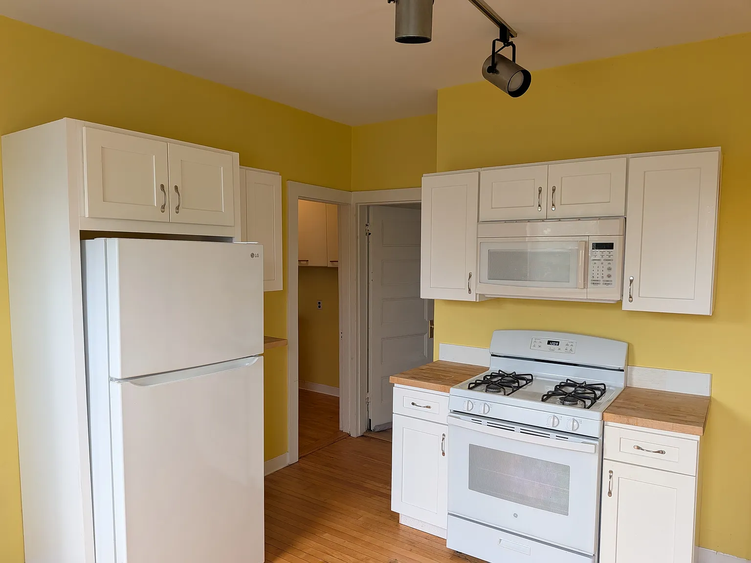 3 bed, 1190 sqft, $3,995 — Photo 1