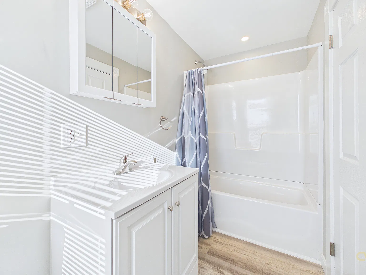 3 bed, 853 sqft, $1,675 — Photo 3