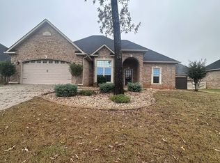 402 Hunts Landing Dr, Kathleen, GA 31047