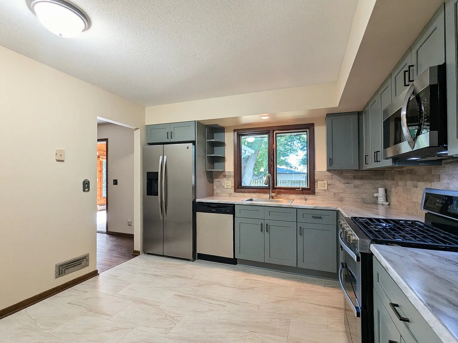 3 bed, 1300 sqft, $2,395 — Photo 2
