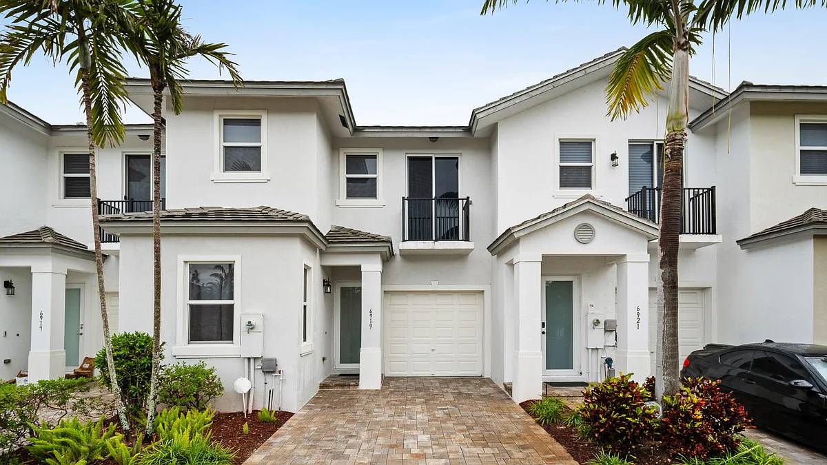 Building Photo - 6919 Pines Cir