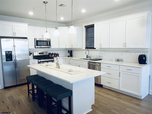 5th image of 901 Wesley Ave #B