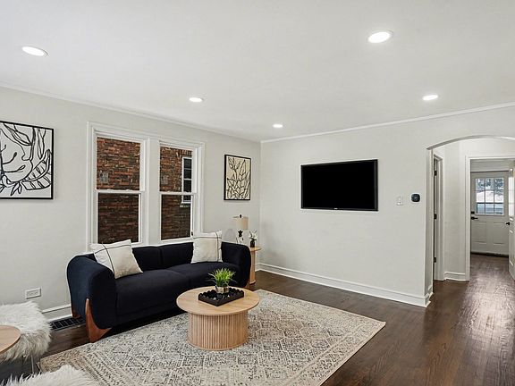 4th image of 9312 S Francisco Ave