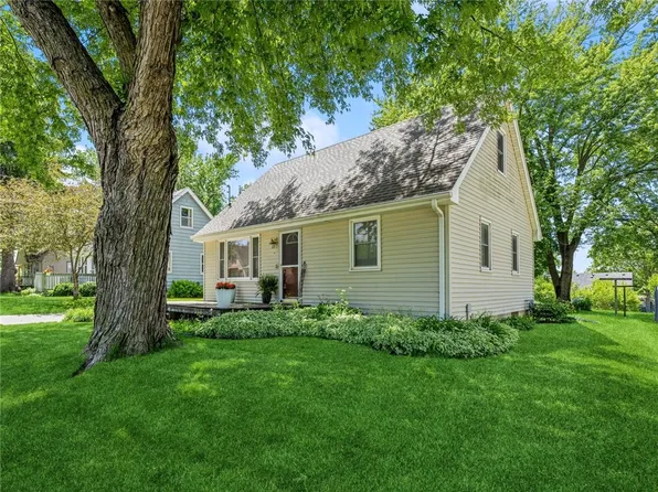 711 S 1st St, Indianola, IA 50125