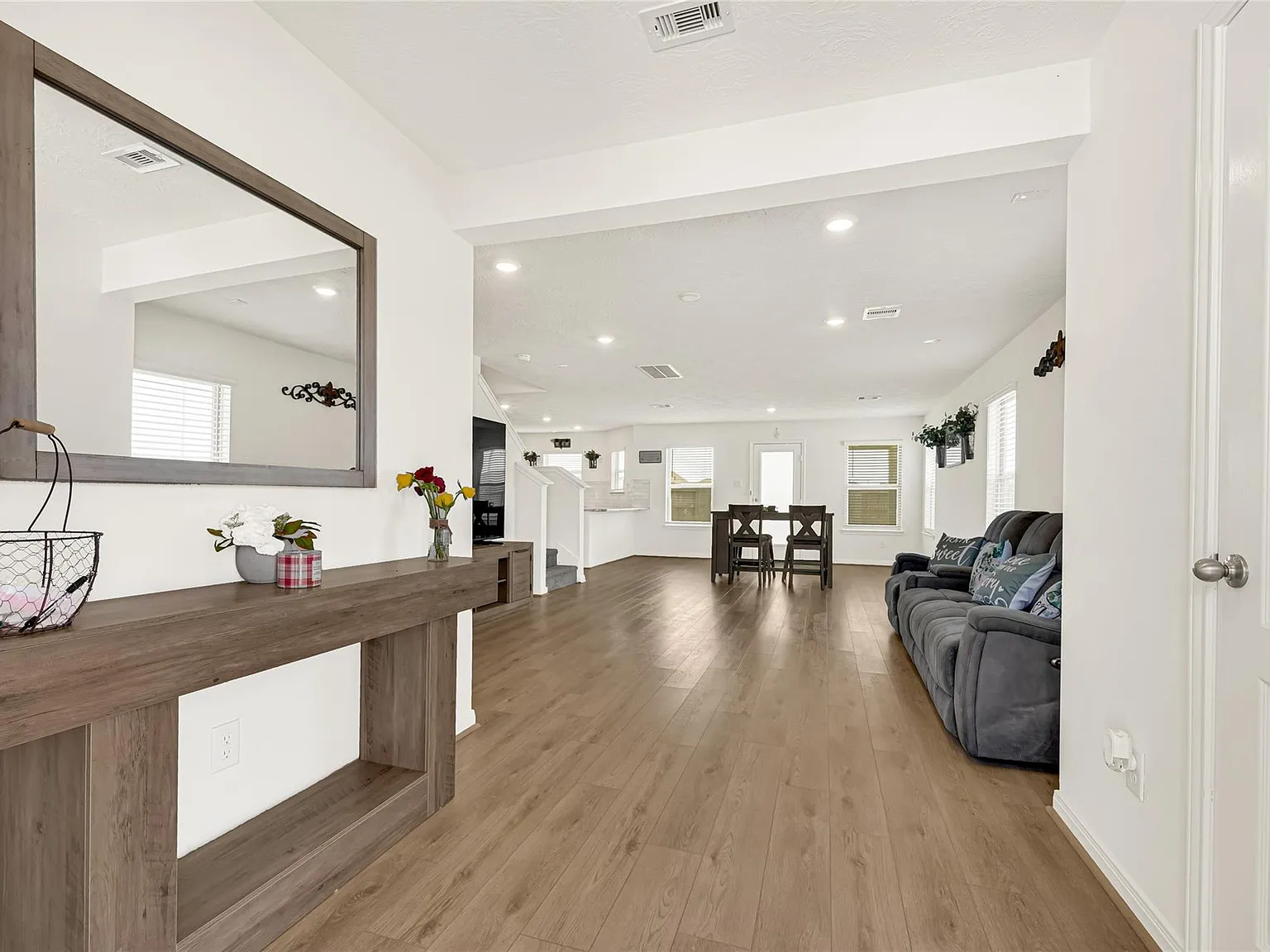 3 bed, 2.5 bath, 2132 sqft, $2,500 — Photo 2