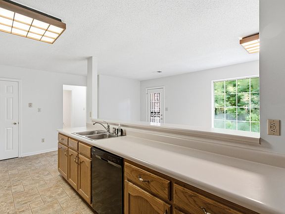 5th image of 817 Pecan Gardens Cir W