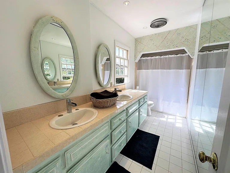 2400 Benedict Canyon Dr — Photo 34