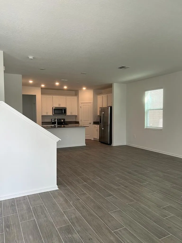 4 bed, 2162 sqft, $3,000 — Photo 2