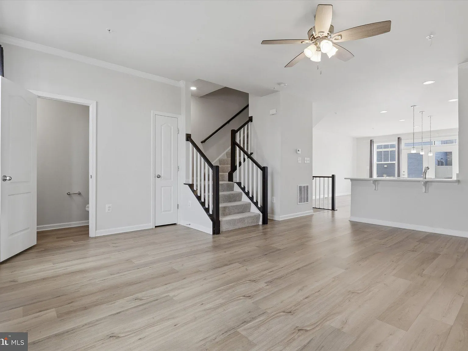 4 bed, 3.5 bath, 2160 sqft, $2,800 — Photo 3