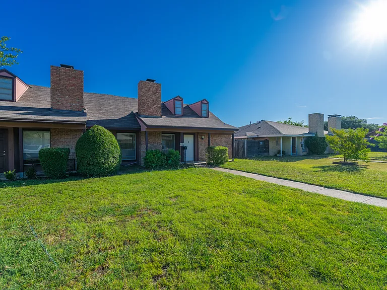 625 Woodhaven Pl — Photo 3
