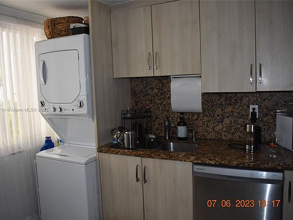 4th image of 10001 W Bay Harbor Dr APT 101
