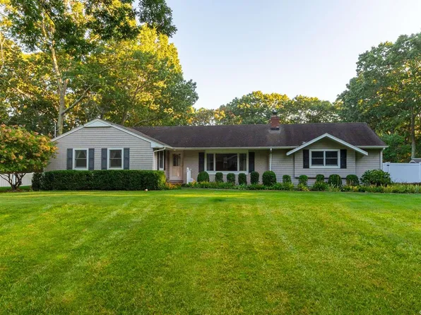 59 Woodhollow Road, Great River, NY 11739