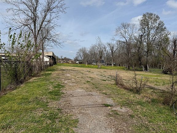 2nd image of 2523 Lone Oak Rd