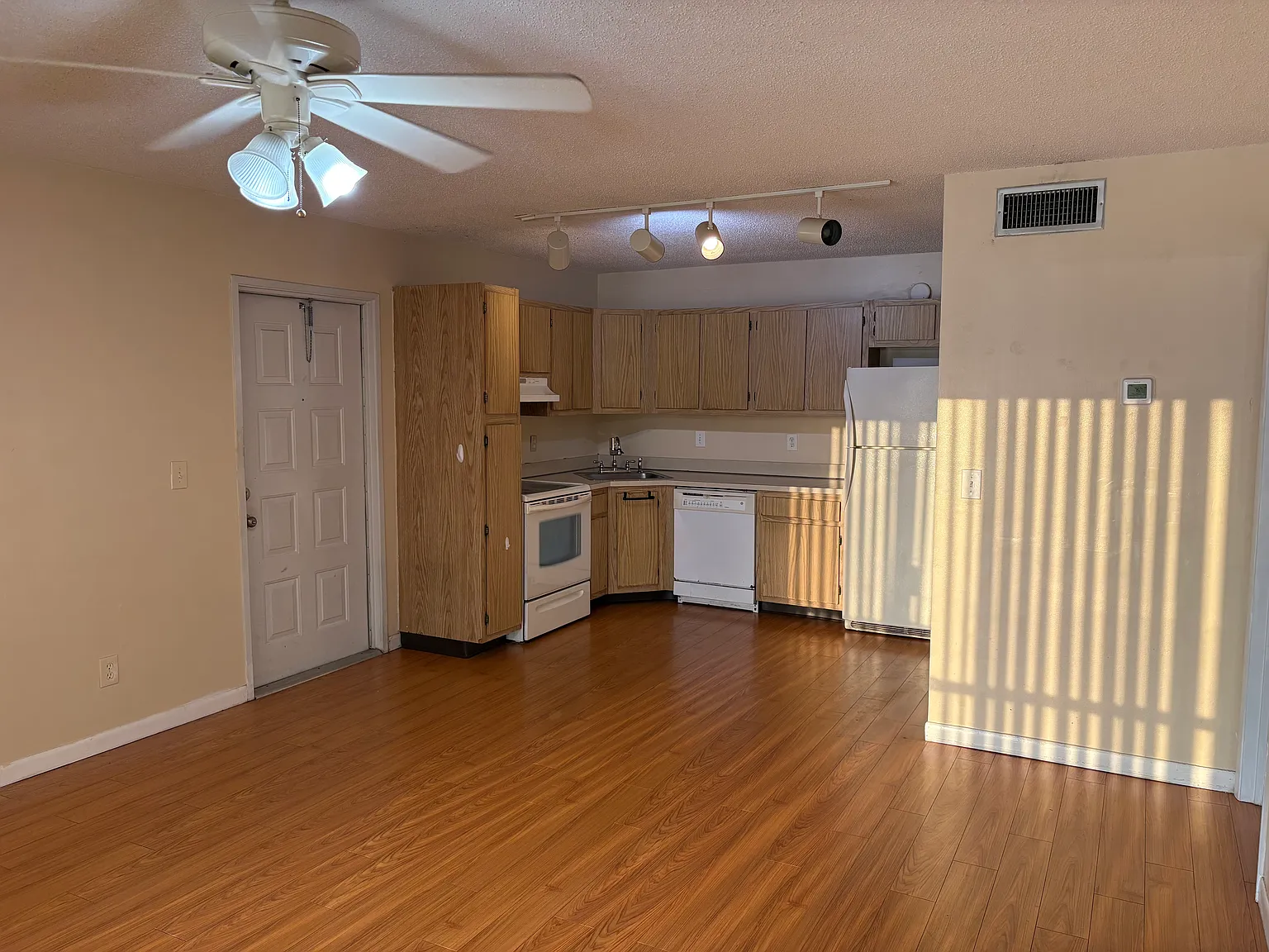 1 bed, 764 sqft, $1,200 — Photo 4
