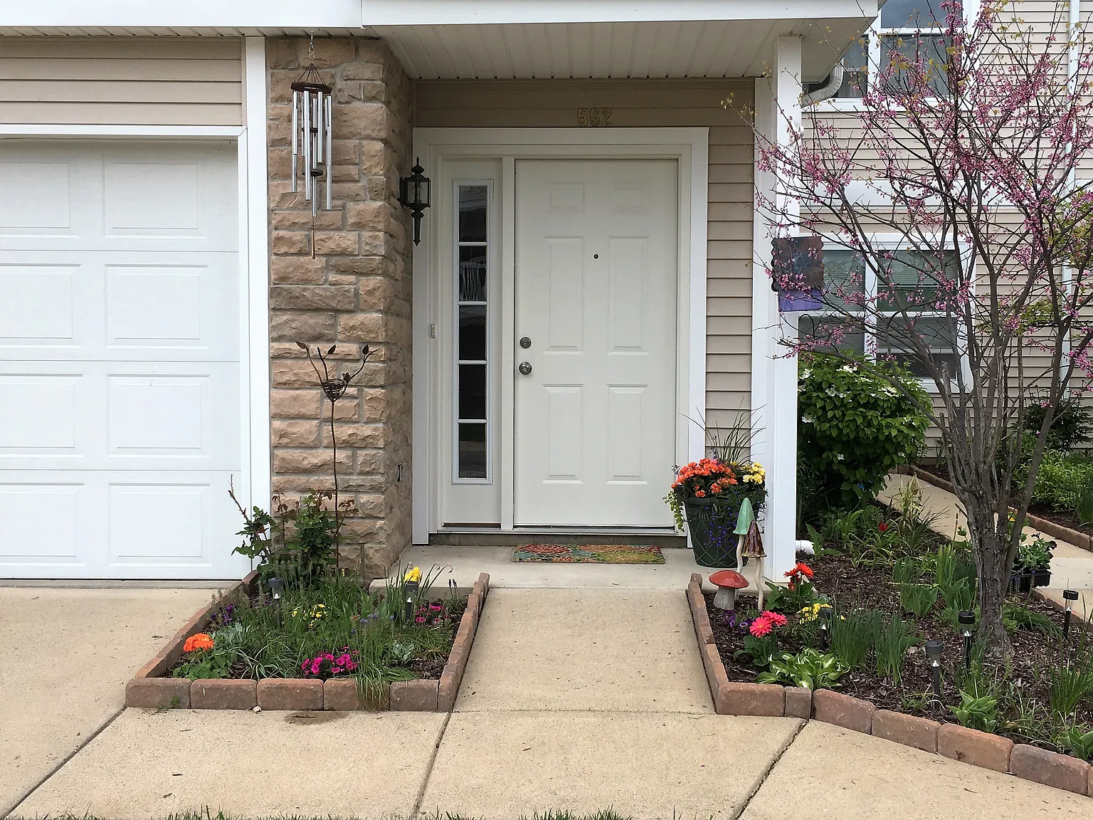 562 Fieldstone Cir N photo 1
