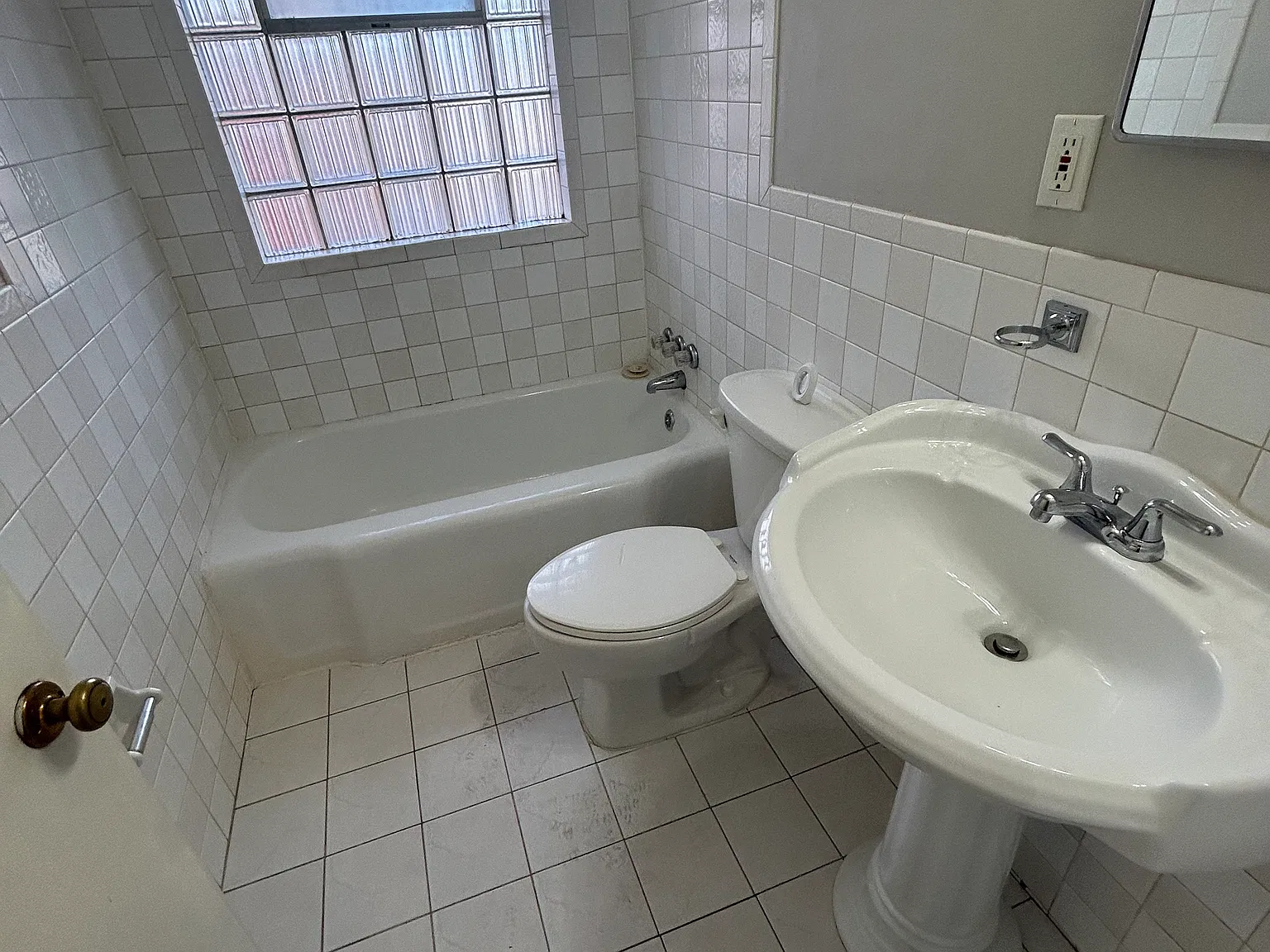 1242 Wentworth Dr — Photo 4