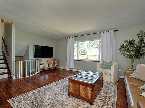 3rd image of 318 Smallwood Dr